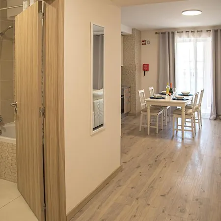 Elegante Com Garagem E Piscina Na Da Rocha * Portimao